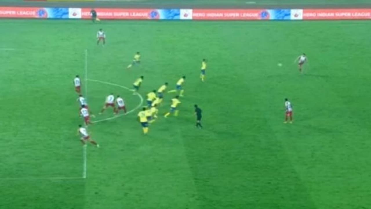 ഇങ്ങനെയുമുണ്ട് ഓഫ്സൈഡ് കെണി; എടികെയെ കുടുക്കിയ ബ്ലാസ്റ്റേഴ്സിന്റെ തന്ത്രം വൈറല് വീഡിയോ കാണാം ഇങ്ങനെയുമുണ്ട് ഓഫ്സൈഡ് കെണി; എടികെയെ കുടുക്കിയ ബ്ലാസ്റ്റേഴ്സിന്റെ തന്ത്രം വൈറല് വീഡിയോ കാണാം