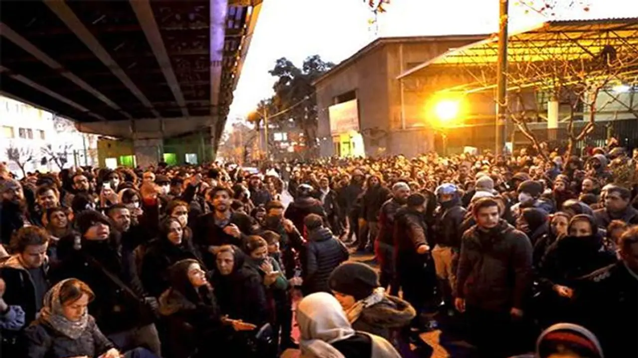 अपने ही सरकार के खिलाफ सड़कों पर उतरा ईरान, प्रदर्शन के दौरान खूनखराबा, चलीं गोलियां अपने ही सरकार के खिलाफ सड़कों पर उतरा ईरान, प्रदर्शन के दौरान खूनखराबा, चलीं गोलियां