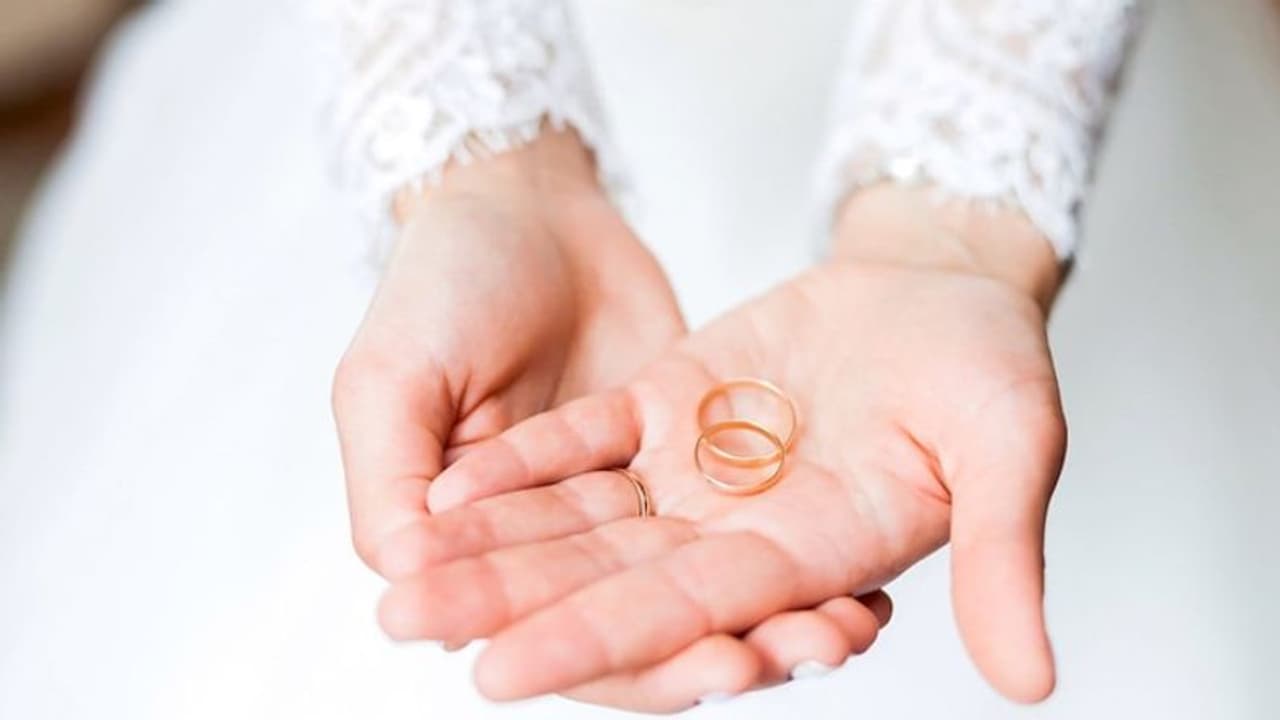 14158 കോടി ആസ്തിയുണ്ട്, ചന്ദ്രനില് പോകാന് ടിക്കറ്റുണ്ട്; 'ആ യുവതിയെ' തേടി കോടീശ്വരന്റെ പരസ്യം 14158 കോടി ആസ്തിയുണ്ട്, ചന്ദ്രനില് പോകാന് ടിക്കറ്റുണ്ട്; 'ആ യുവതിയെ' തേടി കോടീശ്വരന്റെ പരസ്യം