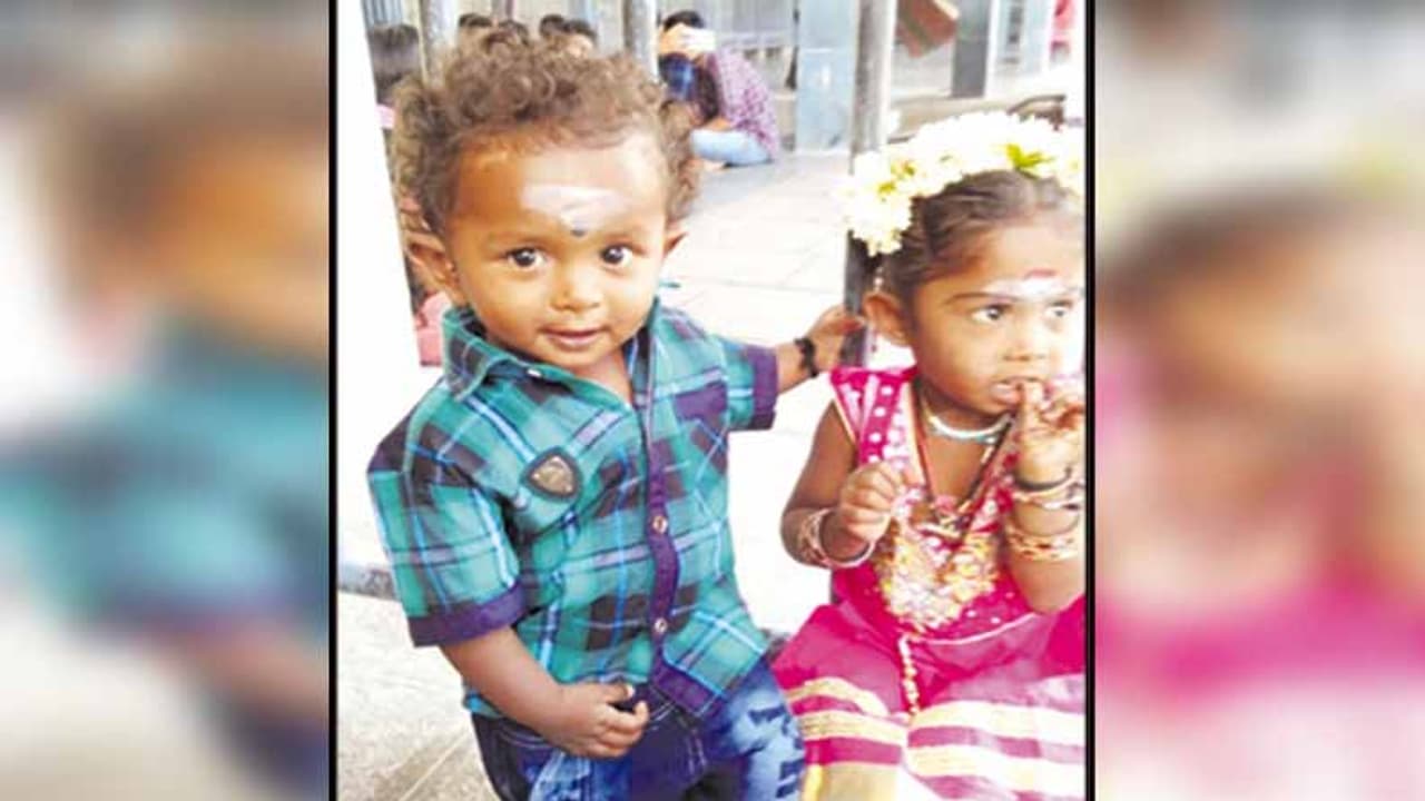 கால் தவறி குளத்தில் விழுந்த பிஞ்சு குழந்தைகள்..! மூச்சுத்திணறி பலியான பரிதாபம்..!