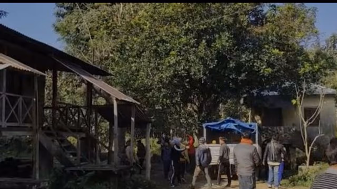 বনকর্মীদের গুলিতে যুবকের মৃত্যু, অগ্নিগর্ভ কালচিনি বনকর্মীদের গুলিতে যুবকের মৃত্যু, অগ্নিগর্ভ কালচিনি