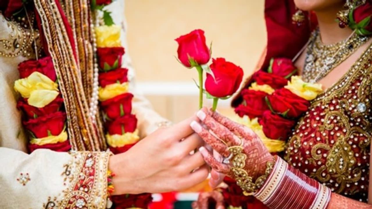 यहां दूल्हे को बेड पर ले जाकर आंटी लेती हैं वर्जिनिटी टेस्ट, तो दुल्हन को सबके सामने करना पड़ता है ये काम