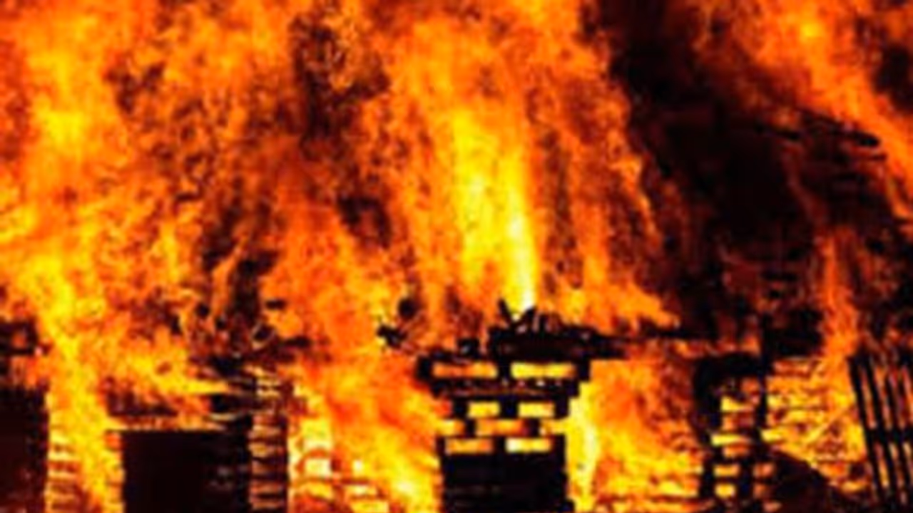 ಚಿನ್ನಾಭರಣ ಕದ್ದು ಬೆಂಕಿ ಇಟ್ಟ ಖದೀಮರು: ಸುಟ್ಟು ಕರಕಲಾದ ಮನೆ ಚಿನ್ನಾಭರಣ ಕದ್ದು ಬೆಂಕಿ ಇಟ್ಟ ಖದೀಮರು: ಸುಟ್ಟು ಕರಕಲಾದ ಮನೆ