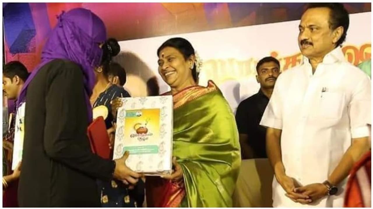 பொங்கல் விழாவில் கூட பாயம்மாவை கூப்பிட்டுத்தான் வாழ்த்து சொல்வீங்களா..? சர்ச்சைக்குள் சிக்கிய மு.க.ஸ்டாலின்..!