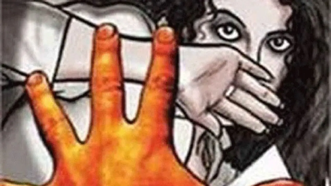 दोस्तों ने किशोरी से किया गैंगरेप, चीखने पर मुंह में ठूंस दिया मोबाइल और फिर... दोस्तों ने किशोरी से किया गैंगरेप, चीखने पर मुंह में ठूंस दिया मोबाइल और फिर...