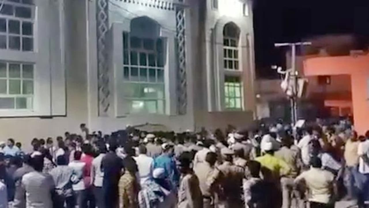 तेलंगाना में दो समुदायों के बीच झड़प के बाद पथराव, 11 लोग हुए जख्मी तेलंगाना में दो समुदायों के बीच झड़प के बाद पथराव, 11 लोग हुए जख्मी