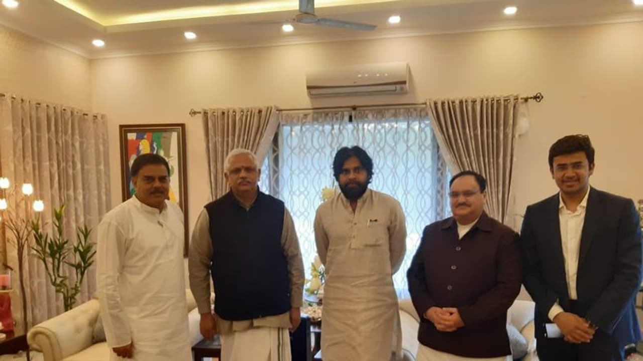 16న భేటీ: బీజేపీతో కలిసి జగన్ పై పోరుకు పవన్ కల్యాణ్ వ్యూహరచన 16న భేటీ: బీజేపీతో కలిసి జగన్ పై పోరుకు పవన్ కల్యాణ్ వ్యూహరచన