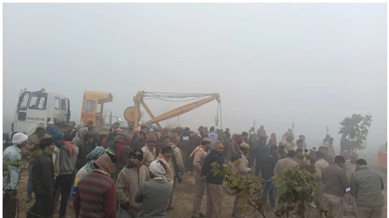 ആഗ്രയിൽ വാഹനാപകടം: രണ്ട് പേർ മരിച്ചു; പന്ത്രണ്ട് പേർക്ക് പരിക്ക് ആഗ്രയിൽ വാഹനാപകടം: രണ്ട് പേർ മരിച്ചു; പന്ത്രണ്ട് പേർക്ക് പരിക്ക്