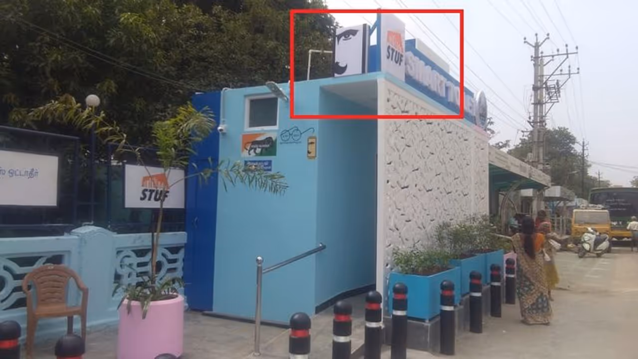 கழிவறையில் இடம்பெற்ற மீசை முறுக்கிய பாரதி படம்..? பொங்கியெழுந்த மக்கள்..! கழிவறையில் இடம்பெற்ற மீசை முறுக்கிய பாரதி படம்..? பொங்கியெழுந்த மக்கள்..!