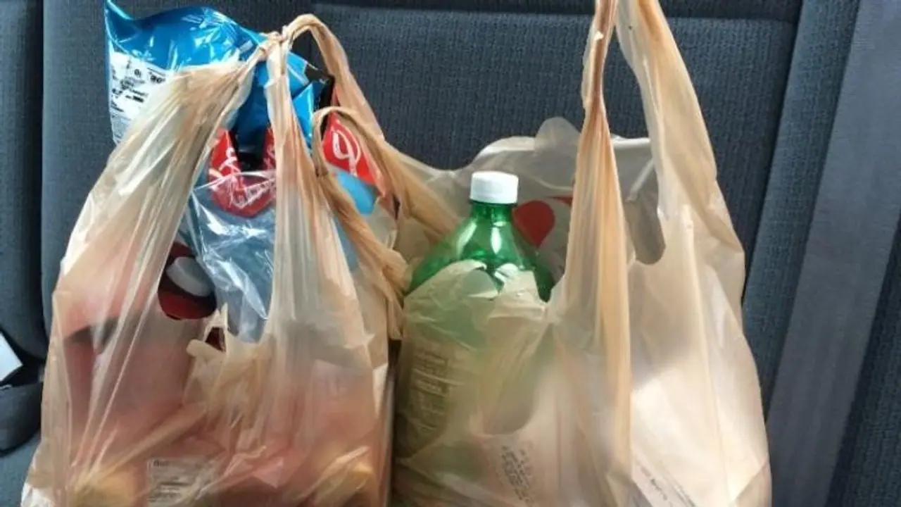 ব্যবহার করা যাবে না নিষিদ্ধ প্লাস্টিক ব্যাগ, কড়া অভিযান রায়গঞ্জ পুরসভার