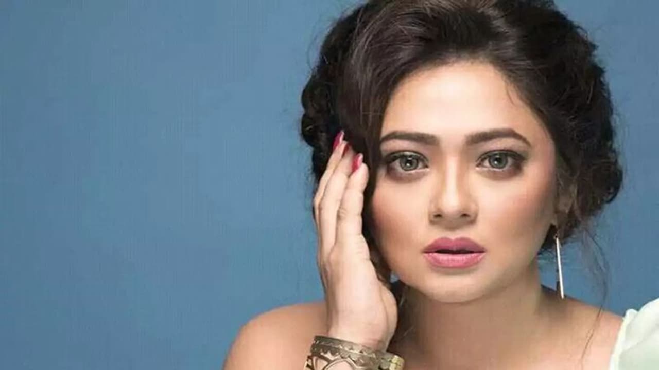 ஆபீஸ் ரூமிற்குள் அசிங்கமாக நடந்து கொண்டார்... பிரபல இயக்குநர் மீது டி.வி. நடிகை கூறிய பாலியல் புகார்...!