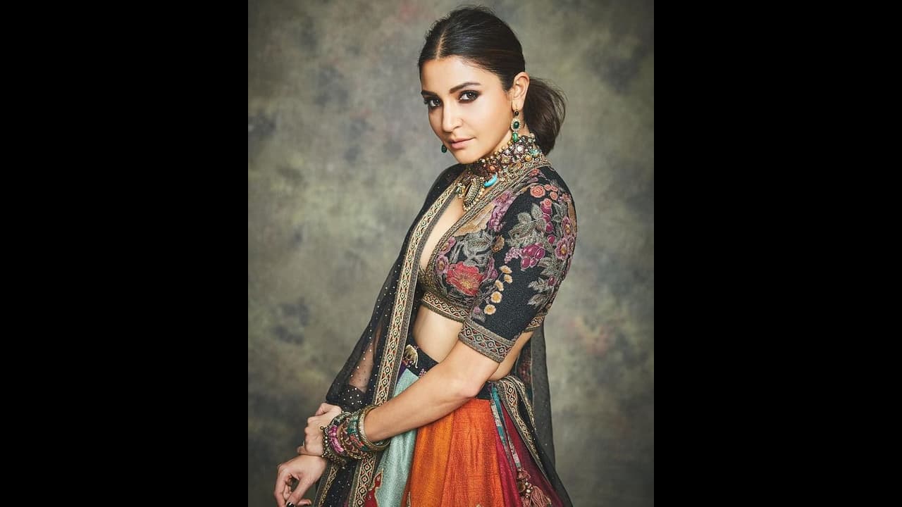 This actor wipes hands, sneezes on Virat Kholi's wife Anushka