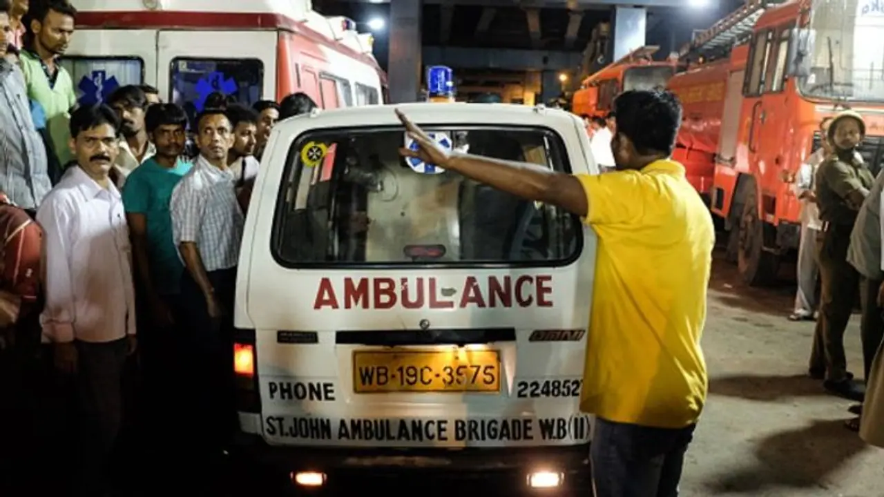 রাস্তায় প্রবল যানজট, অ্যাম্বুল্যান্সেই সন্তান প্রসব মহিলার রাস্তায় প্রবল যানজট, অ্যাম্বুল্যান্সেই সন্তান প্রসব মহিলার