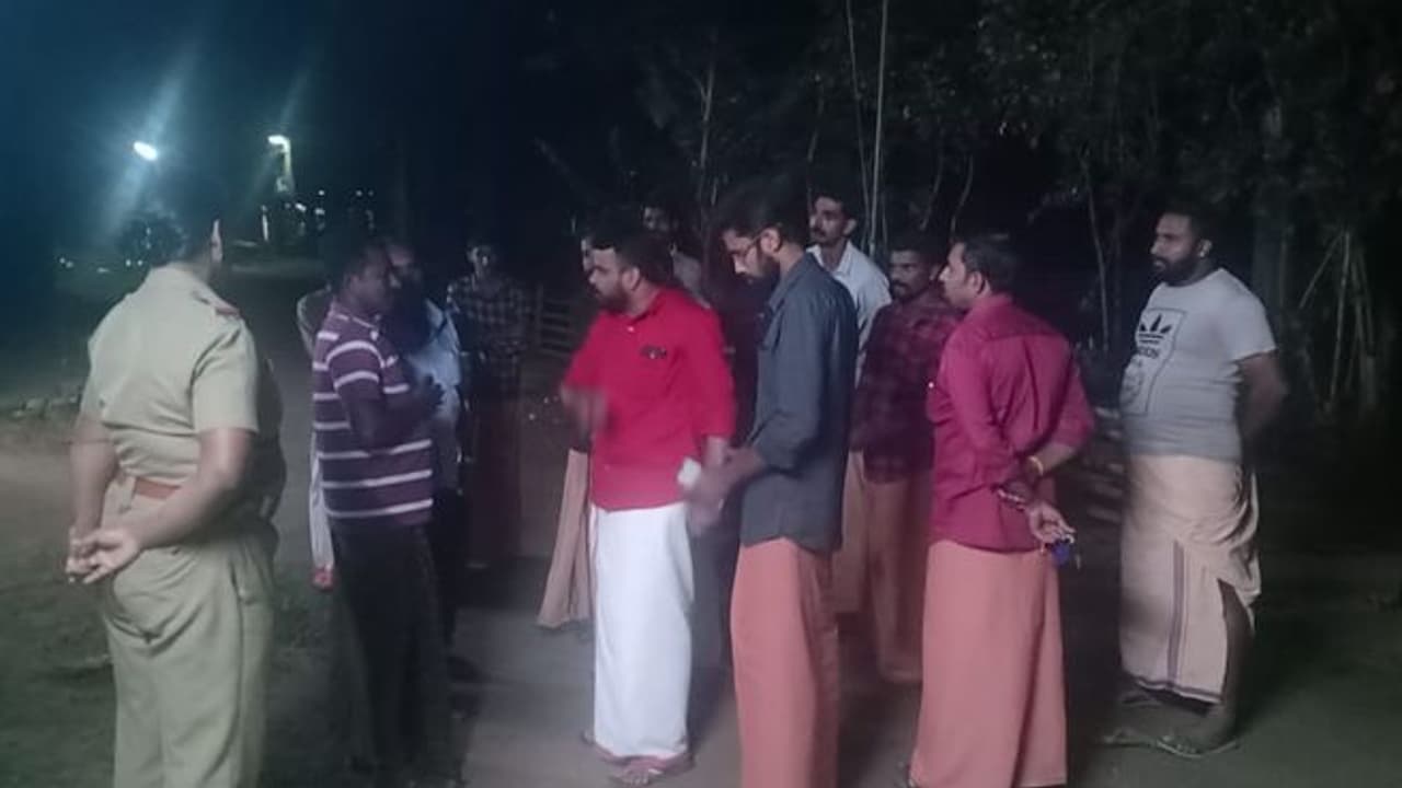 വന്യമൃഗ ശല്യത്തിൽ വലഞ്ഞ് പത്തനംതിട്ടയിലെ മലയോര മേഖലകള്; വനംവകുപ്പ് ഇടപെടുന്നില്ലെന്ന് നാട്ടുകാർ വന്യമൃഗ ശല്യത്തിൽ വലഞ്ഞ് പത്തനംതിട്ടയിലെ മലയോര മേഖലകള്; വനംവകുപ്പ് ഇടപെടുന്നില്ലെന്ന് നാട്ടുകാർ