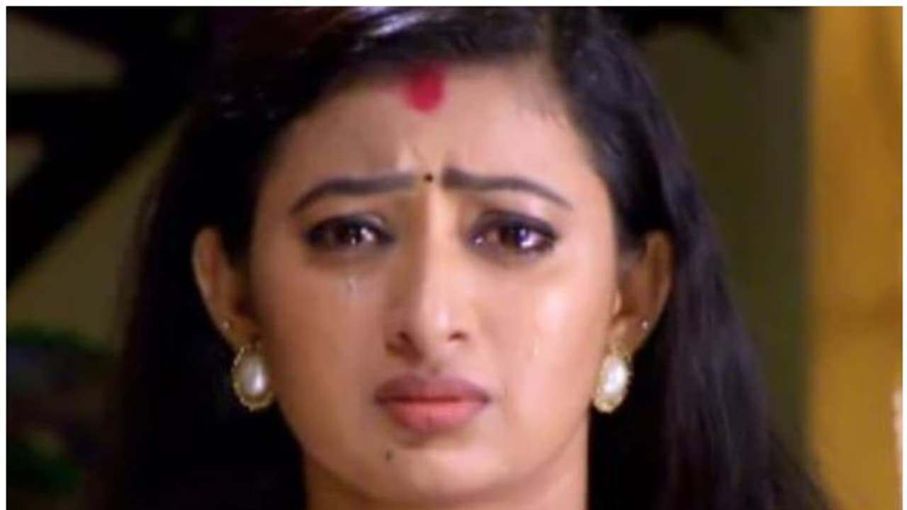 വിവാഹഫോട്ടോ എറിഞ്ഞുടച്ച് റാണി, നീലക്കുയില് റിവ്യു വിവാഹഫോട്ടോ എറിഞ്ഞുടച്ച് റാണി, നീലക്കുയില് റിവ്യു