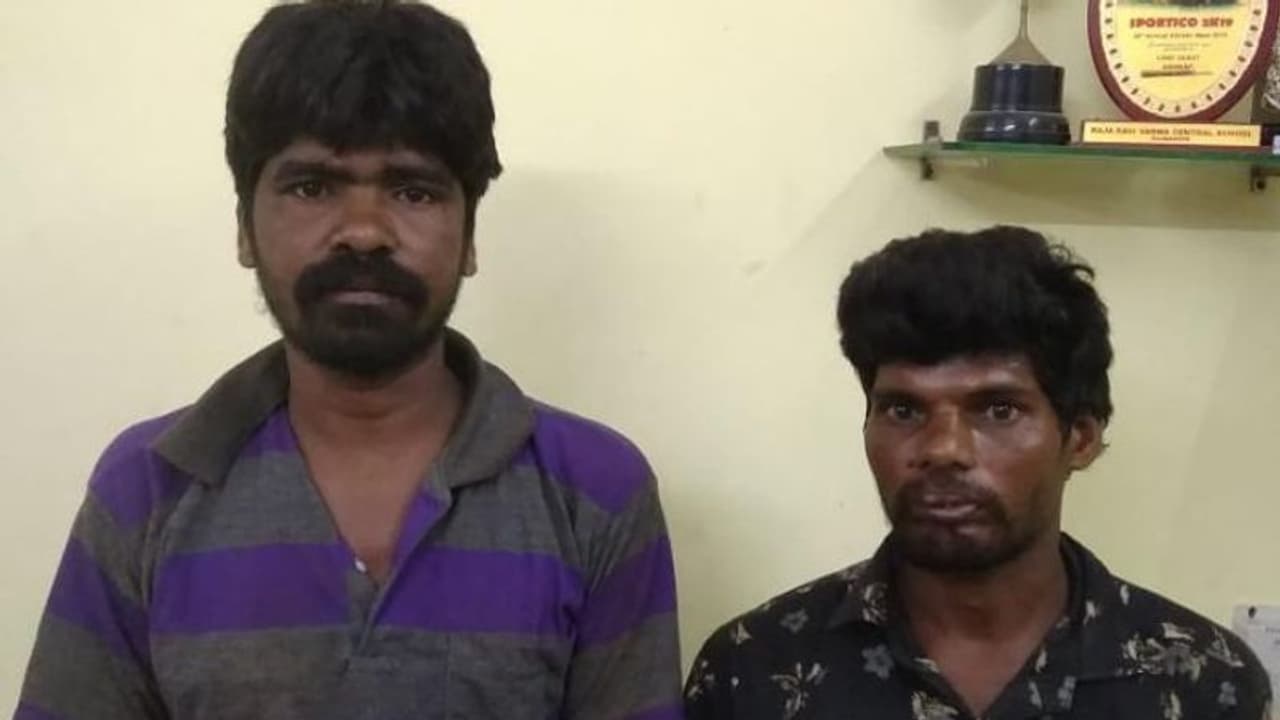 കിളിമാനൂരില് പഞ്ചായത്ത് കെട്ടിടം പണിക്കെത്തിയ തൊഴിലാളിയെ കൊലപ്പെടുത്തിയ കേസില് പ്രതികള് പിടിയില് കിളിമാനൂരില് പഞ്ചായത്ത് കെട്ടിടം പണിക്കെത്തിയ തൊഴിലാളിയെ കൊലപ്പെടുത്തിയ കേസില് പ്രതികള് പിടിയില്