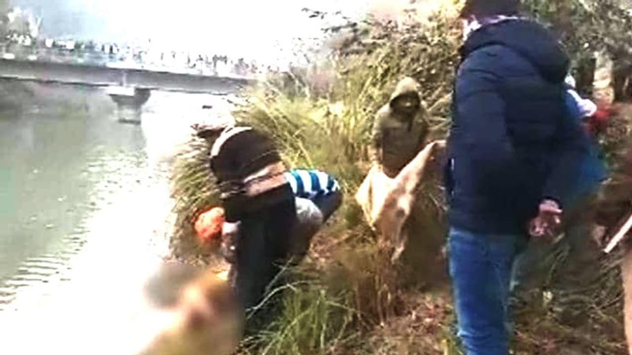 नहर में निर्वस्त्र हालत में मिला 35 साल की महिला का शव, पुलिस ने कही ये बात नहर में निर्वस्त्र हालत में मिला 35 साल की महिला का शव, पुलिस ने कही ये बात