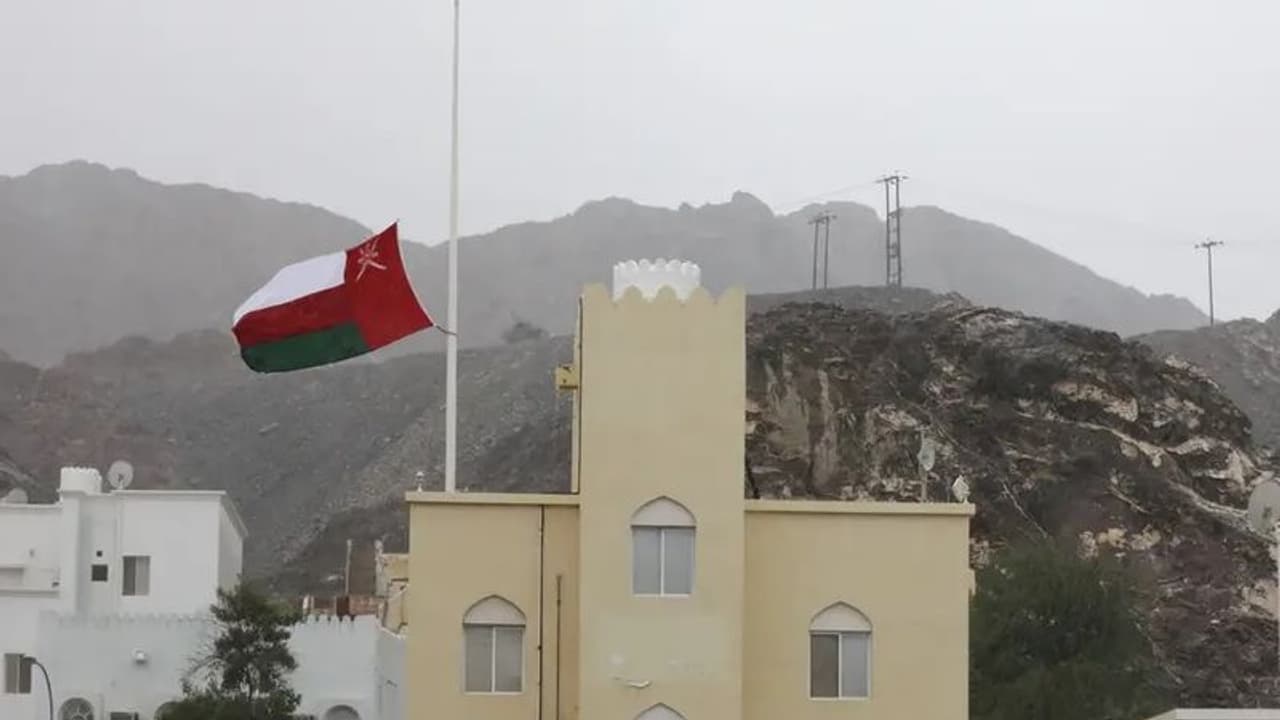 പ്രവാസികള്ക്ക് തിരിച്ചടി: ഒമാനില് ഈ മേഖലകളില് തൊഴിലെടുക്കുന്ന വിദേശികളുടെ വിസ പുതുക്കി നൽകില്ല പ്രവാസികള്ക്ക് തിരിച്ചടി: ഒമാനില് ഈ മേഖലകളില് തൊഴിലെടുക്കുന്ന വിദേശികളുടെ വിസ പുതുക്കി നൽകില്ല