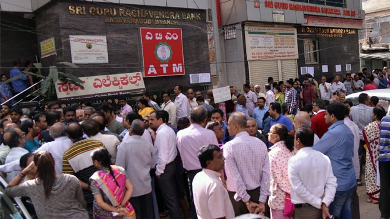 ಹಣಕ್ಕಾಗಿ ಗುರು ರಾಘವೇಂದ್ರ ಬ್ಯಾಂಕ್ ಮುಂದೆ ಗ್ರಾಹಕರ ದಂಡು! ಹಣಕ್ಕಾಗಿ ಗುರು ರಾಘವೇಂದ್ರ ಬ್ಯಾಂಕ್ ಮುಂದೆ ಗ್ರಾಹಕರ ದಂಡು!