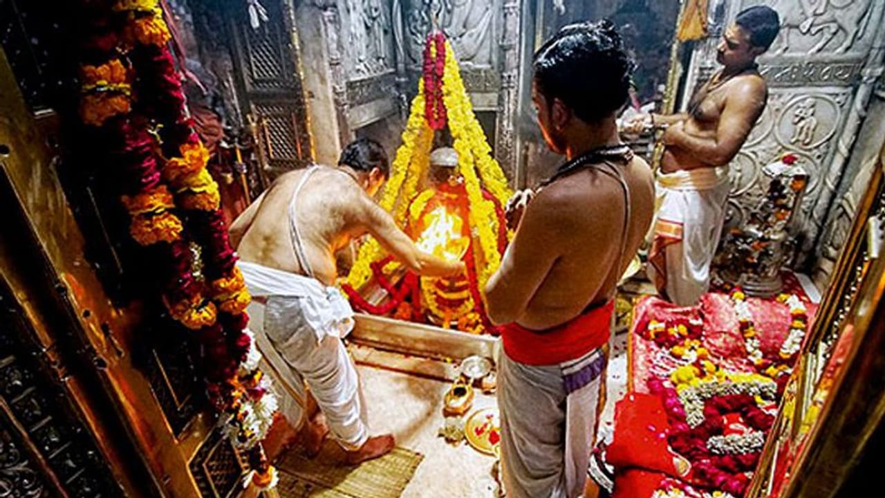 काशी विश्वनाथ मंदिर में लागू नहीं होगा ड्रेस कोड, जींस सूट पहन भी कर सकेंगे भोले बाबा का स्पर्श दर्शन काशी विश्वनाथ मंदिर में लागू नहीं होगा ड्रेस कोड, जींस सूट पहन भी कर सकेंगे भोले बाबा का स्पर्श दर्शन