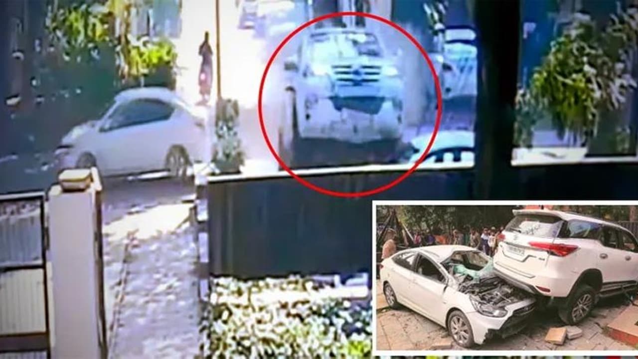 കാറുകള്ക്ക് മുകളിലേക്ക് 'പറന്നിറങ്ങി' ഫോര്ച്യൂണര്, വന്ദുരന്തം ഒഴിവായത് തലനാരിഴയ്ക്ക്! കാറുകള്ക്ക് മുകളിലേക്ക് 'പറന്നിറങ്ങി' ഫോര്ച്യൂണര്, വന്ദുരന്തം ഒഴിവായത് തലനാരിഴയ്ക്ക്!