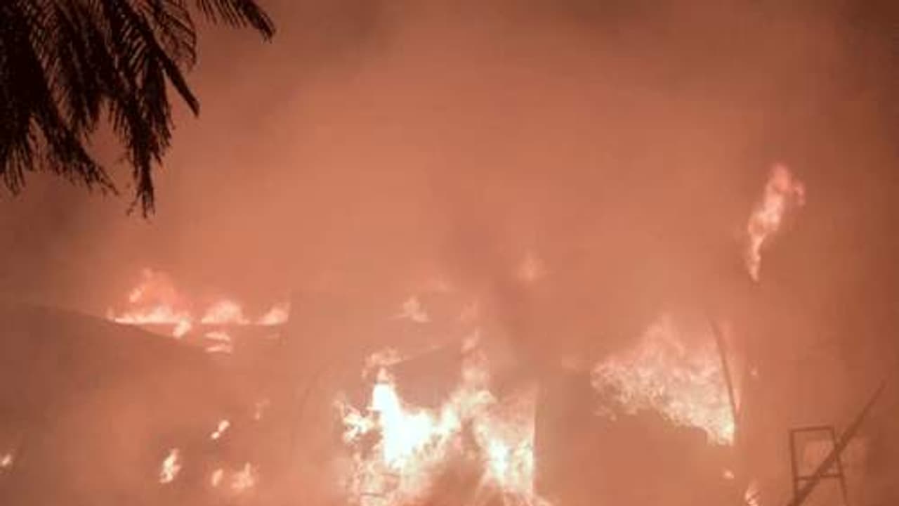 தொழிற்சாலை குடோனில் பயங்கர தீ விபத்து..! பல லட்ச ரூபாய் பொருட்கள் எரிந்து நாசம்..!