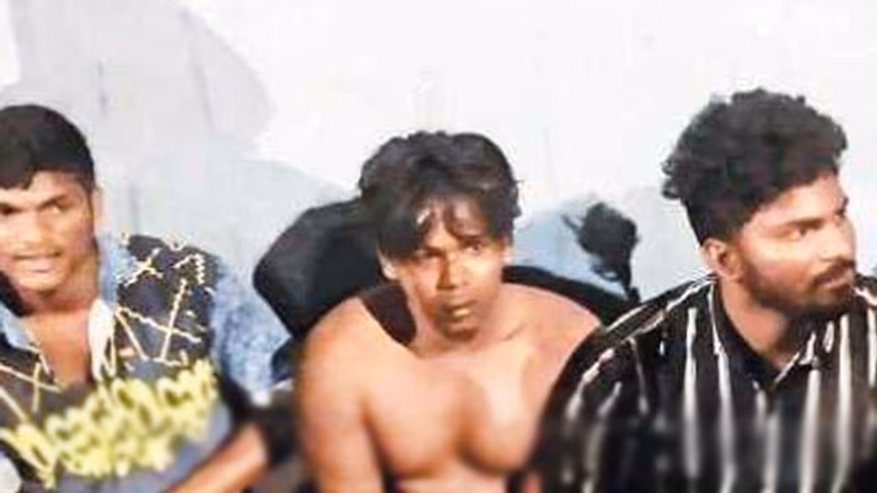 முன்னாள் எம்.பி.யின் தம்பி மனைவியை கொல்ல முயன்ற கூலிப்படை... போட்டியால் போட்டுதள்ள தயாரான அதிமுக..! முன்னாள் எம்.பி.யின் தம்பி மனைவியை கொல்ல முயன்ற கூலிப்படை... போட்டியால் போட்டுதள்ள தயாரான அதிமுக..!