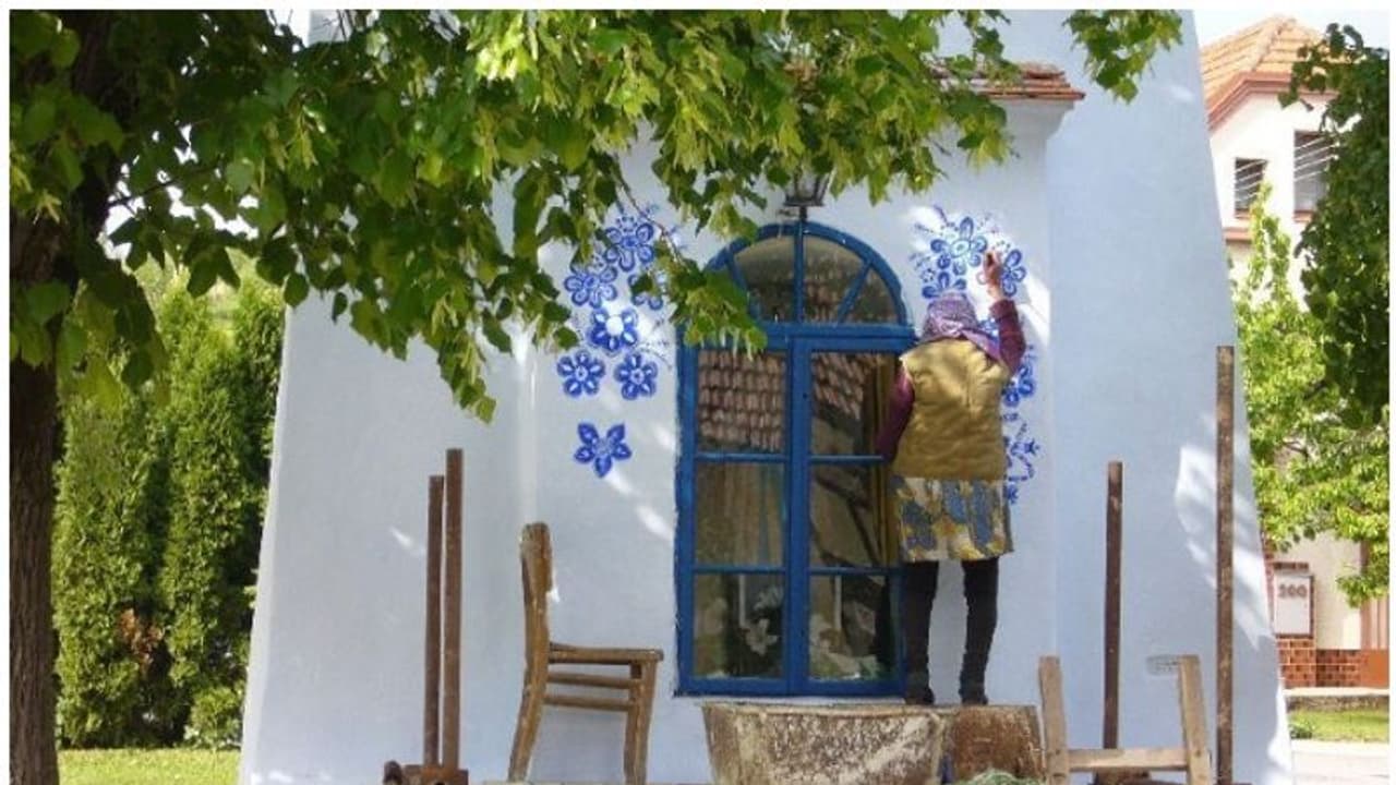 വയസ്സ് 92, ഗ്രാമത്തിലെ വീട്ടുചുമരുകള് മുഴുവന് ചിത്രംവരച്ച് ഒരു മുത്തശ്ശി! വയസ്സ് 92, ഗ്രാമത്തിലെ വീട്ടുചുമരുകള് മുഴുവന് ചിത്രംവരച്ച് ഒരു മുത്തശ്ശി!