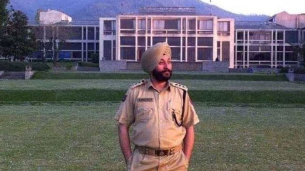 ডিএসপি দাবিন্দর এর পর এবার বিধায়কের জঙ্গিযোগ, জেরায় বের হচ্ছে একের পর এক 'কেউটে' ডিএসপি দাবিন্দর এর পর এবার বিধায়কের জঙ্গিযোগ, জেরায় বের হচ্ছে একের পর এক 'কেউটে'