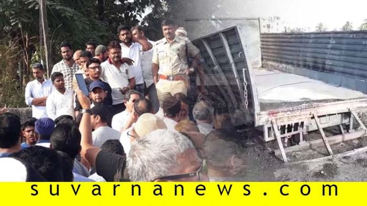 ಪೌರತ್ವ ಕಾಯ್ದೆ ವಿರೋಧಿ ಹೋರಾಟಕ್ಕೆ ಬಳಸಿದ್ದ ಕುರ್ಚಿಗಳಿದ್ದ ಲಾರಿಗೆ ಬೆಂಕಿ! ಪೌರತ್ವ ಕಾಯ್ದೆ ವಿರೋಧಿ ಹೋರಾಟಕ್ಕೆ ಬಳಸಿದ್ದ ಕುರ್ಚಿಗಳಿದ್ದ ಲಾರಿಗೆ ಬೆಂಕಿ!