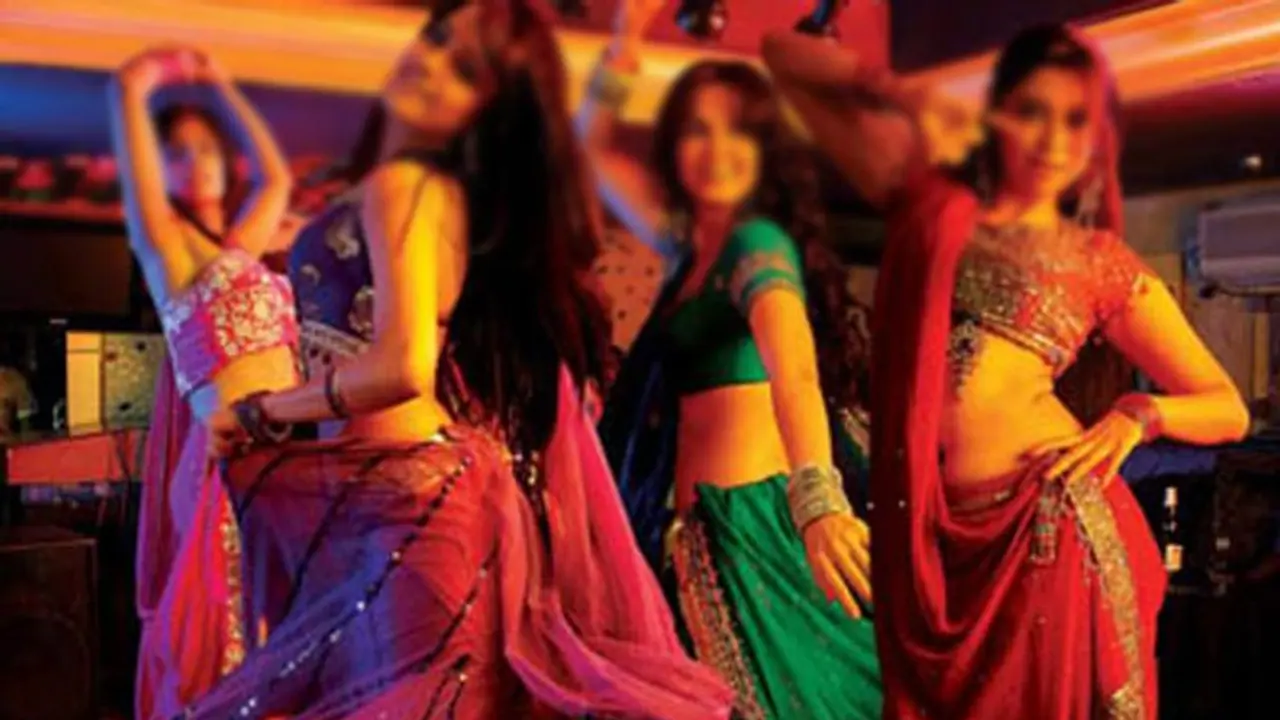 మాజీ సర్పంచ్ నిర్వాకం... పెళ్లిరోజు వేడుకల్లో అశ్లీల నృత్యాలు (వీడియో) మాజీ సర్పంచ్ నిర్వాకం... పెళ్లిరోజు వేడుకల్లో అశ్లీల నృత్యాలు (వీడియో)