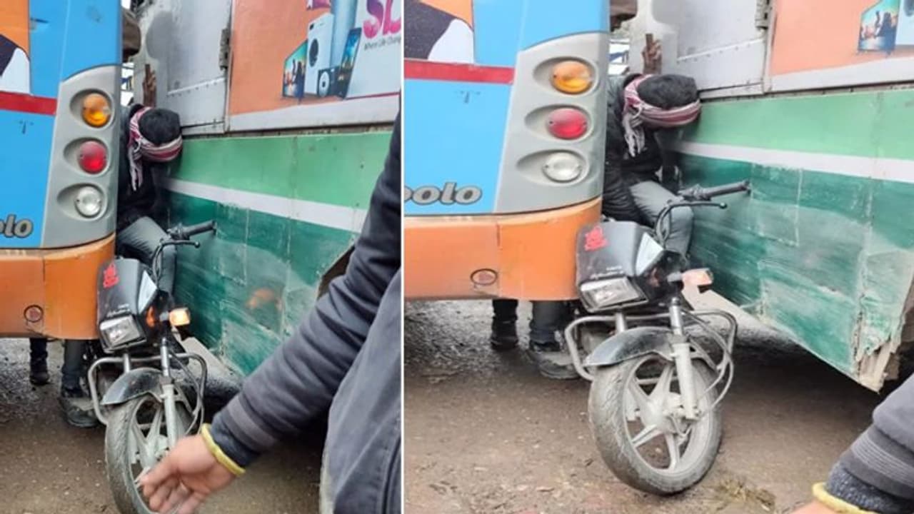 यह कोई सरकस नहीं है, दो बसों के बीच से आगे निकलने की होड़ का नतीजा है यह कोई सरकस नहीं है, दो बसों के बीच से आगे निकलने की होड़ का नतीजा है