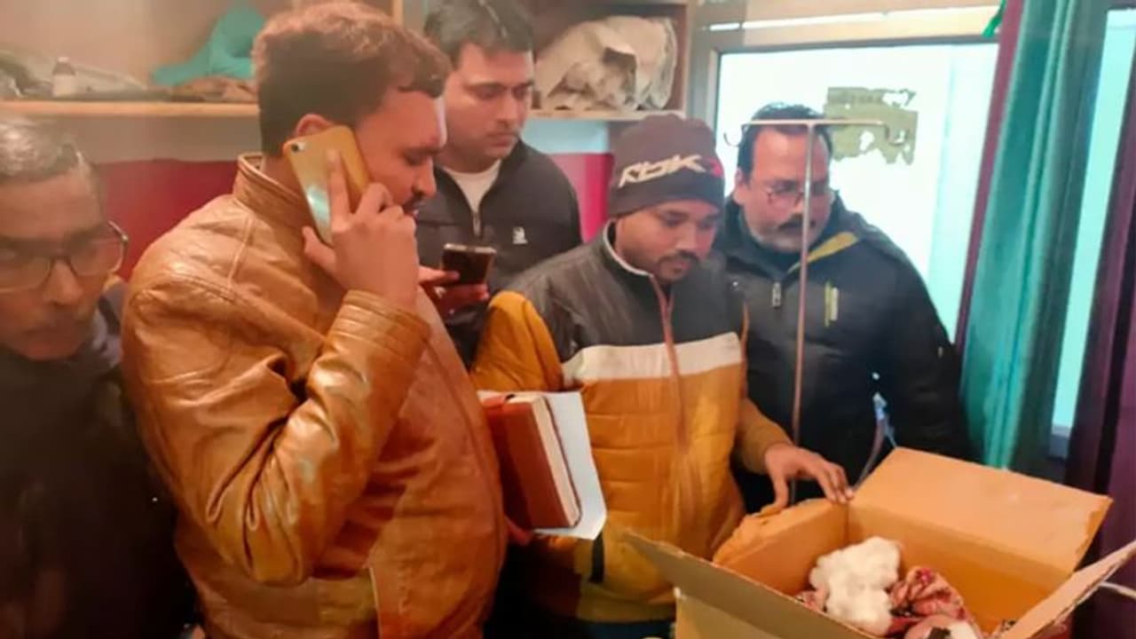 OT में घुसे कुत्ते ने नवजात को नोंच नोंचकर मार डाला, जन्म के बाद मां देख भी नहीं पाई थी बच्चे का चेहरा OT में घुसे कुत्ते ने नवजात को नोंच नोंचकर मार डाला, जन्म के बाद मां देख भी नहीं पाई थी बच्चे का चेहरा