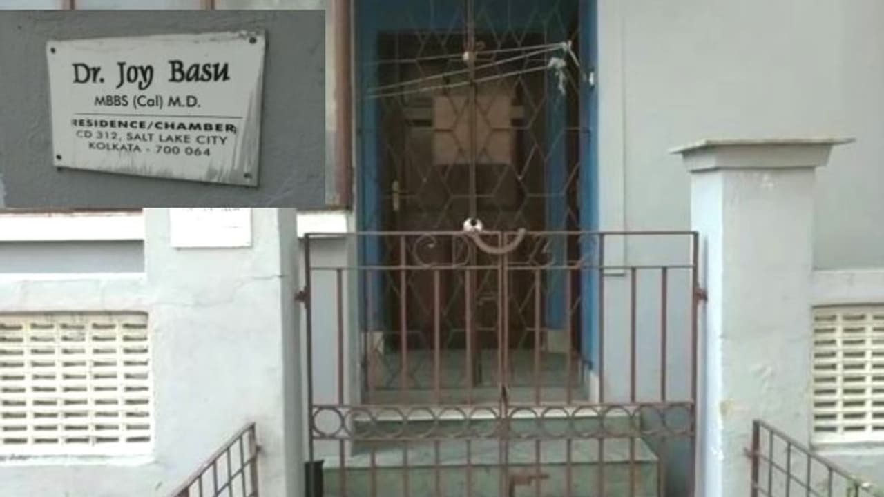 চিকিৎসকের অস্বাভাবিক মৃত্যু সল্টলেকে,দরজা খুলতেই মিলল মরদেহ চিকিৎসকের অস্বাভাবিক মৃত্যু সল্টলেকে,দরজা খুলতেই মিলল মরদেহ