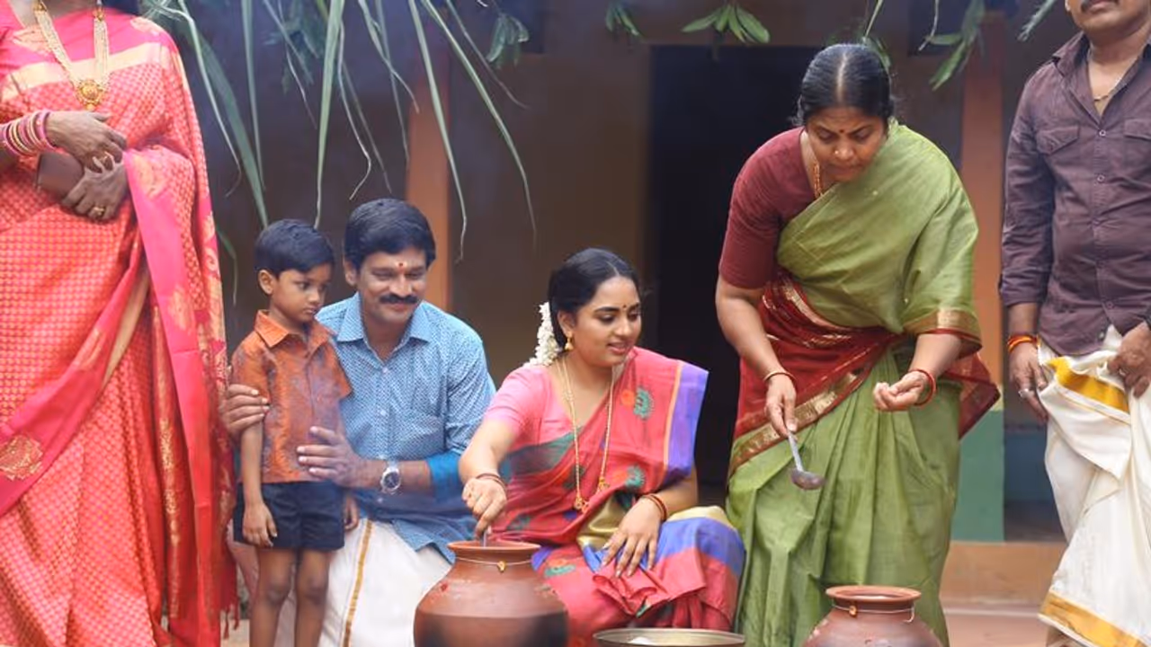 பொங்கலோ... பொங்கல்... படக்குழுவினருடன் பொங்கல் கொண்டாடிய "மும்பை மோகினி"... வைரலாகும் புகைப்படங்கள்...!