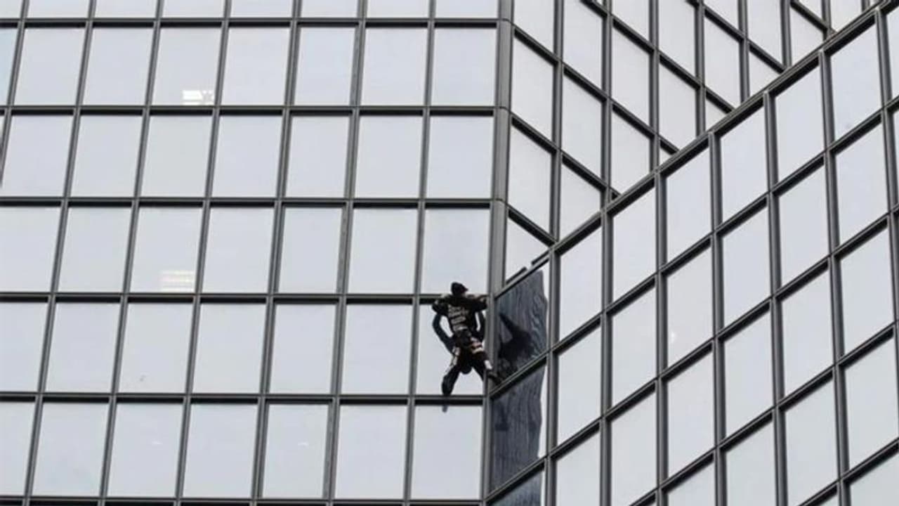 വീണ്ടും അത്ഭുതം സൃഷ്ടിച്ച് ഫ്രഞ്ച് സ്പൈഡർമാൻ; ഇത്തവണ കയറിയത് 48 നിലകളുള്ള കെട്ടിടത്തിൽ വീണ്ടും അത്ഭുതം സൃഷ്ടിച്ച് ഫ്രഞ്ച് സ്പൈഡർമാൻ; ഇത്തവണ കയറിയത് 48 നിലകളുള്ള കെട്ടിടത്തിൽ