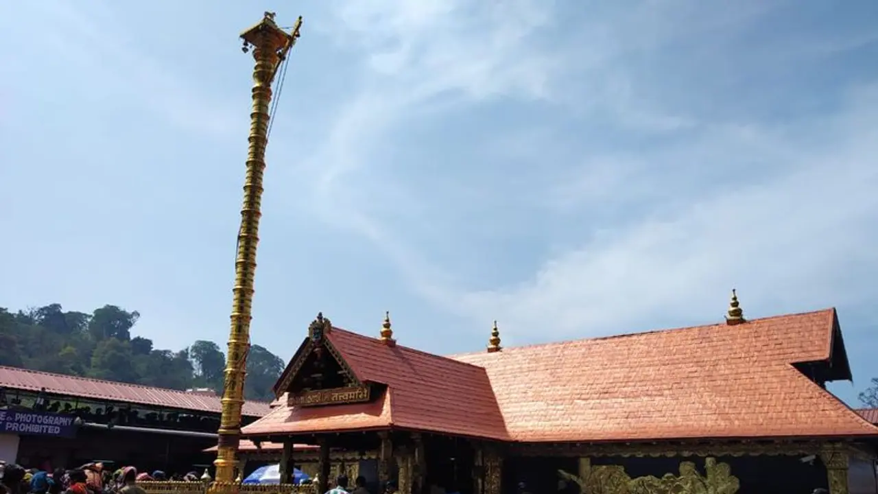 మకరజ్యోతి దర్శనం: శబరిమలకు పోటెత్తిన భక్తజనం మకరజ్యోతి దర్శనం: శబరిమలకు పోటెత్తిన భక్తజనం