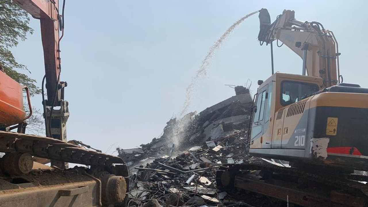 മരടിലെ ഫ്ലാറ്റുകൾ പൊളിച്ചതിന്റെ കെട്ടിട മാലിന്യങ്ങൾ എവിടേക്ക് പോയി ?; കണ്ടെത്താനാകാതെ നഗരസഭ