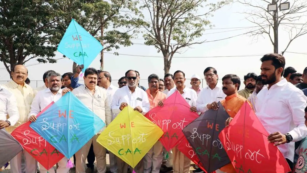సీఏఏకు అనుకూలంగా పతంగులు ఎగురవేసిన తెలంగాణ బీజేపీ