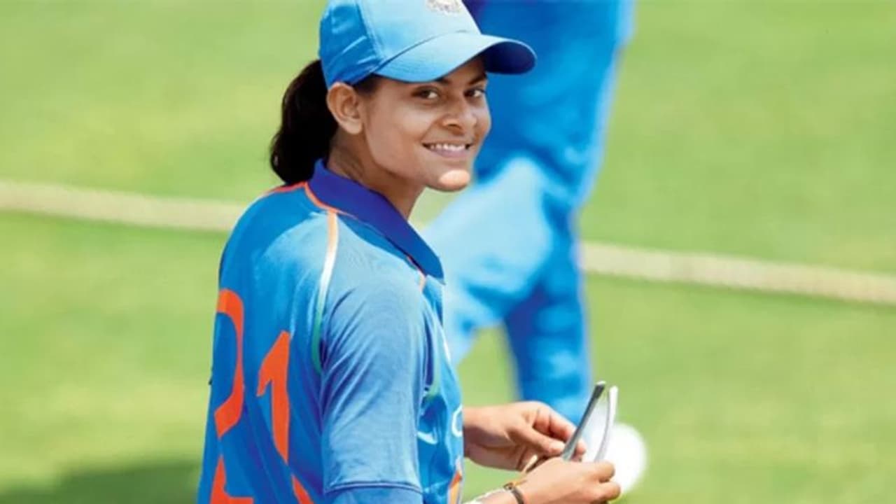 दूध बेचने वाले की बेटी बनी ऑलराउंडर प्लेयर, ICC T20 महिला वर्ल्ड कप टीम में हुआ सिलेक्शन दूध बेचने वाले की बेटी बनी ऑलराउंडर प्लेयर, ICC T20 महिला वर्ल्ड कप टीम में हुआ सिलेक्शन