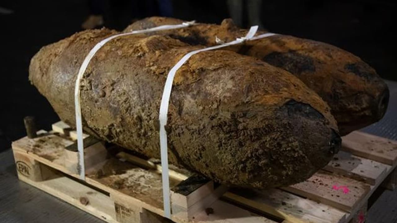 75 साल से जमीन में दफन थे ढाई सौ किलो के बम, देखते ही शहर छोड़ भाग गए लोग 75 साल से जमीन में दफन थे ढाई सौ किलो के बम, देखते ही शहर छोड़ भाग गए लोग