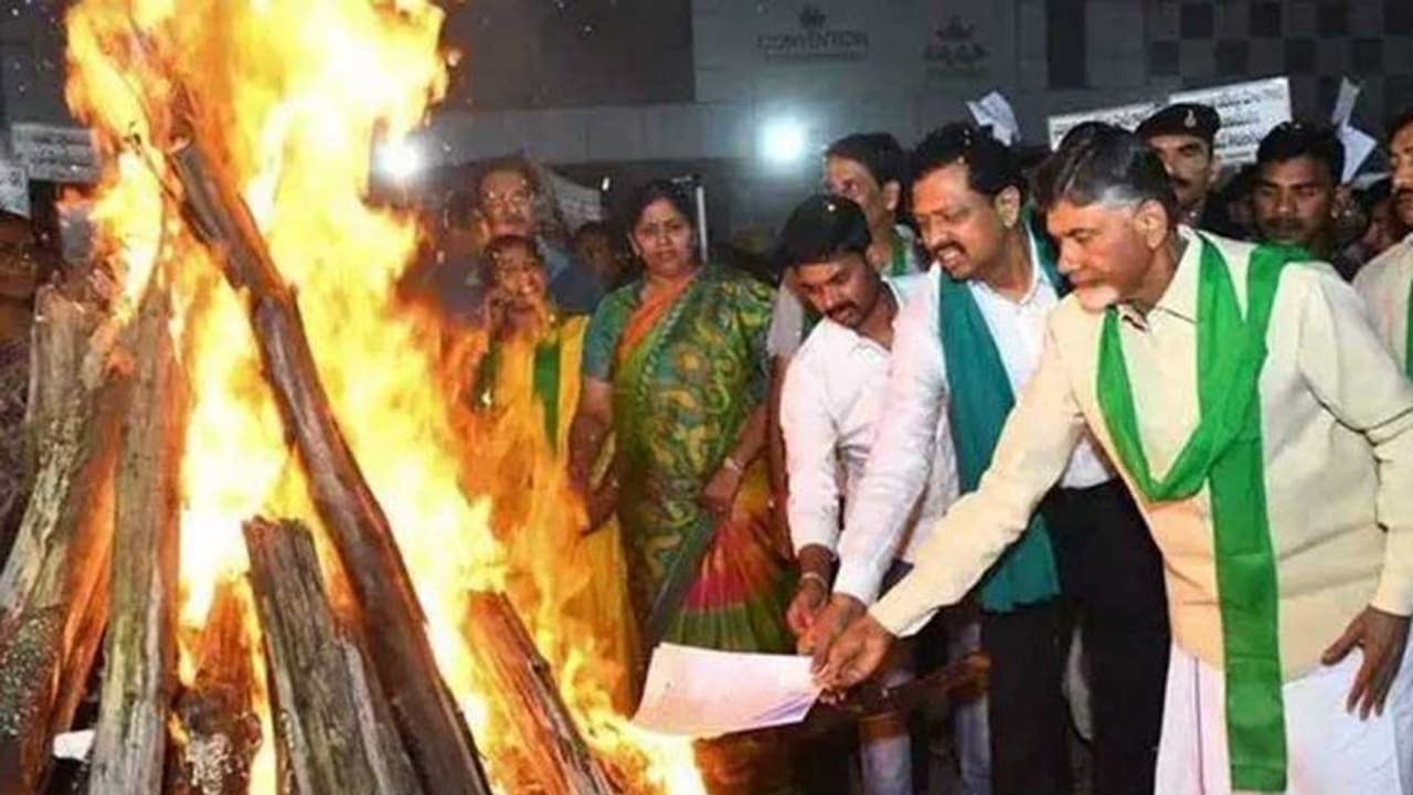 முதலமைச்சர் அதிரடி அறிவிப்பு...!! போகித்தீயில் போட்டு பொசுக்கிய எதிர்கட்சித் தலைவர்...!! முதலமைச்சர் அதிரடி அறிவிப்பு...!! போகித்தீயில் போட்டு பொசுக்கிய எதிர்கட்சித் தலைவர்...!!