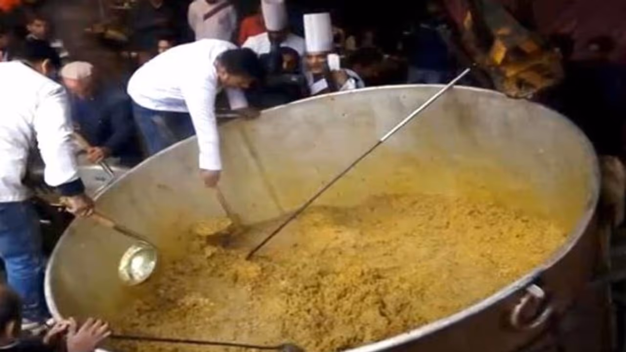 సంక్రాంతి స్పెషల్... 1995 కేజీల కిచిడీ.. గిన్నీస్ రికార్డ్ సంక్రాంతి స్పెషల్... 1995 కేజీల కిచిడీ.. గిన్నీస్ రికార్డ్