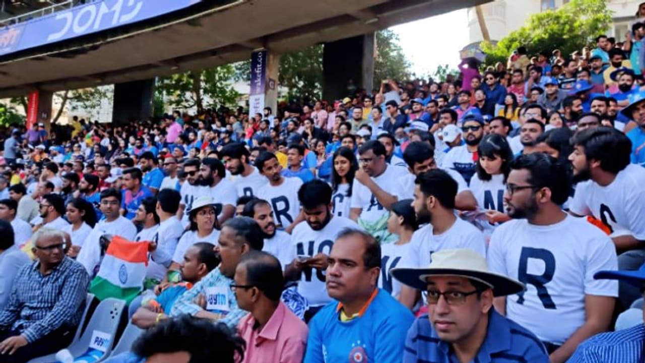 দর্শকদের খোলানো হল কালো পোশাক, তীব্র বিতর্কে ওয়াঙ্খেড়ে স্টেডিয়াম দর্শকদের খোলানো হল কালো পোশাক, তীব্র বিতর্কে ওয়াঙ্খেড়ে স্টেডিয়াম