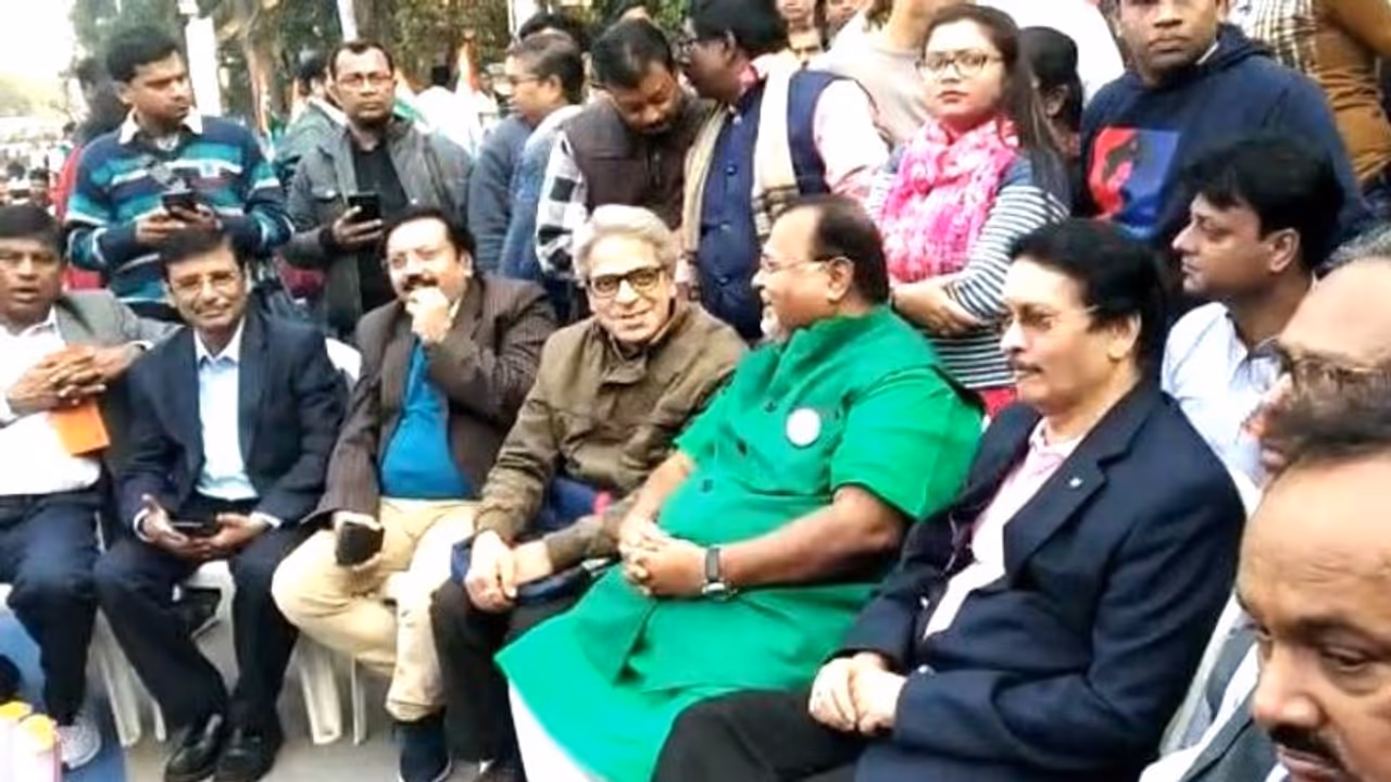 রাজ্য়পালের বৈঠকে যাননি, তৃণমূলের ধর্নামঞ্চে তিন বিশ্ববিদ্য়ালয়ের উপাচার্য রাজ্য়পালের বৈঠকে যাননি, তৃণমূলের ধর্নামঞ্চে তিন বিশ্ববিদ্য়ালয়ের উপাচার্য