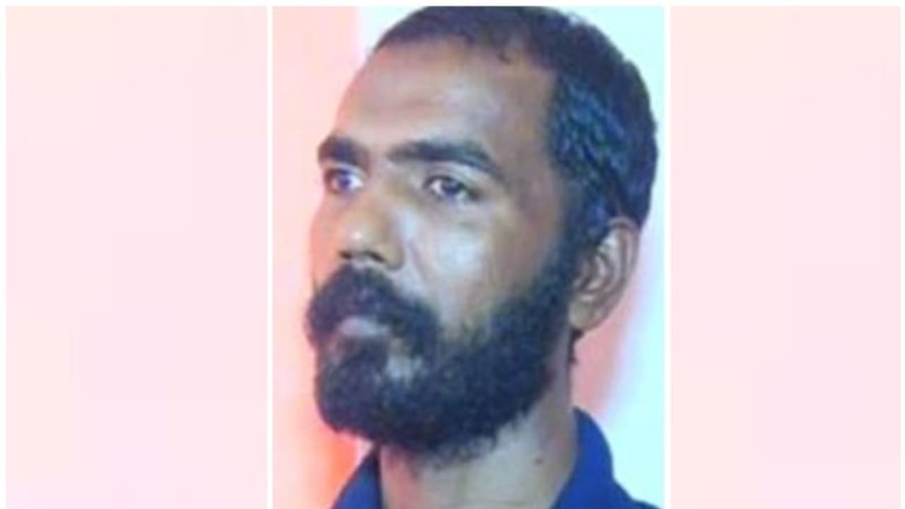 ഒന്നരവര്ഷത്തിന് ശേഷം അതേ കവലയില് വച്ച് പ്രതികാരം; ലിജുവിനെ വെട്ടിയത് സ്വന്തം അമ്മാവന്, 'പറക്കുതളിക ബിജു' വിനെ തേടി പൊലീസ് ഒന്നരവര്ഷത്തിന് ശേഷം അതേ കവലയില് വച്ച് പ്രതികാരം; ലിജുവിനെ വെട്ടിയത് സ്വന്തം അമ്മാവന്, 'പറക്കുതളിക ബിജു' വിനെ തേടി പൊലീസ്