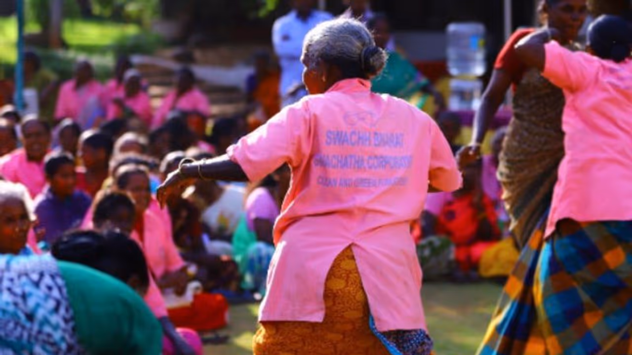 কোমর দুলিয়ে দিদিমার দুরন্ত ঠুমকা, ছিটকে গেলেন রাজ্যপালও, দেখুন ভিডিও কোমর দুলিয়ে দিদিমার দুরন্ত ঠুমকা, ছিটকে গেলেন রাজ্যপালও, দেখুন ভিডিও