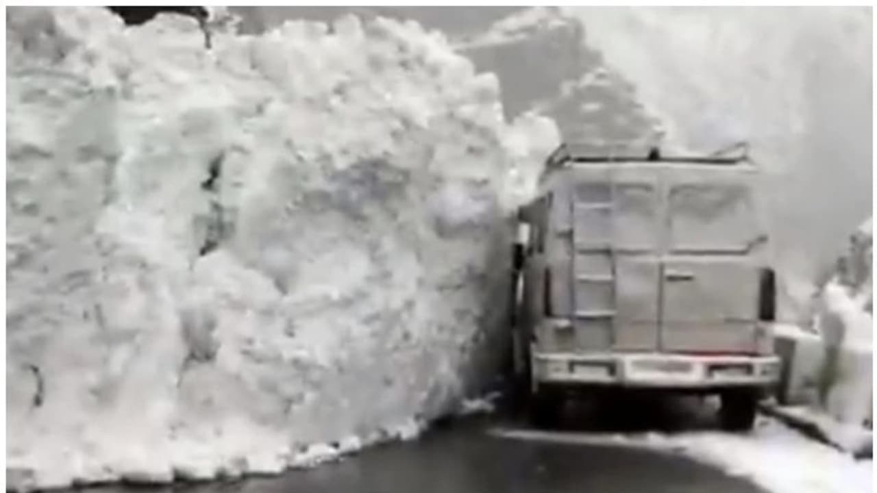 ഹിമാചൽ പ്രദേശിൽ ഹിമാനി തകർന്ന് വീഴുന്ന അതിഭയാനകമായ വീഡിയോ, നാം സൃഷ്ടിച്ച ദുരന്തമെന്ന് കണ്ടുനിന്നവര് ഹിമാചൽ പ്രദേശിൽ ഹിമാനി തകർന്ന് വീഴുന്ന അതിഭയാനകമായ വീഡിയോ, നാം സൃഷ്ടിച്ച ദുരന്തമെന്ന് കണ്ടുനിന്നവര്