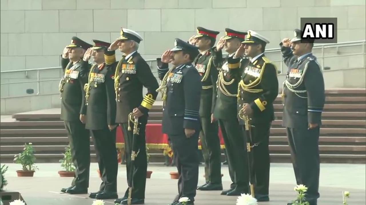 Army Day: কেন ১৫ জানুয়ারি পালিত হয় সেনা দিবস, এদিন শুভেচ্ছা বার্তা পাঠান প্রিয়জনকে, জেনে নিন কী বার্তা দেবেন Army Day: কেন ১৫ জানুয়ারি পালিত হয় সেনা দিবস, এদিন শুভেচ্ছা বার্তা পাঠান প্রিয়জনকে, জেনে নিন কী বার্তা দেবেন