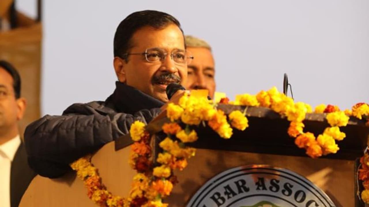 केजरीवाल ने टिकटों के जरिए साधा समीकरण, पांच मुस्लिम तो 8 महिलाओं को उतारा मैदान में केजरीवाल ने टिकटों के जरिए साधा समीकरण, पांच मुस्लिम तो 8 महिलाओं को उतारा मैदान में